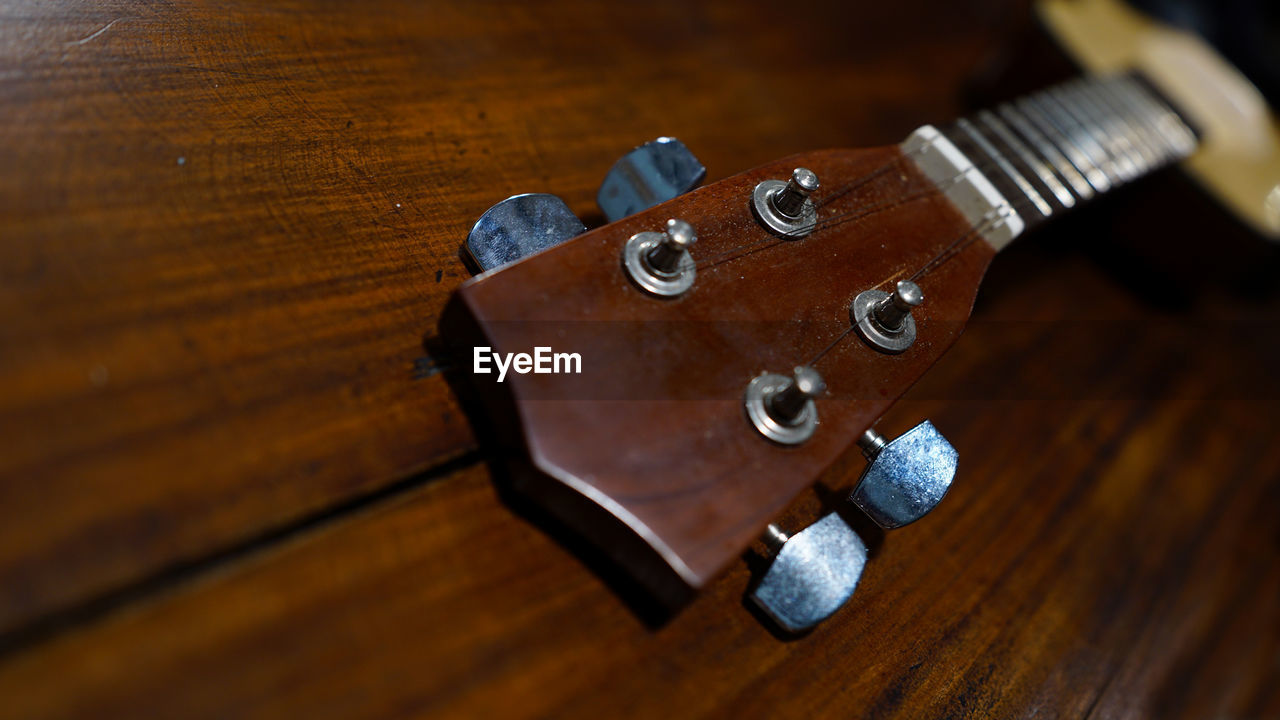 HIGH ANGLE VIEW OF GUITAR AND TABLE