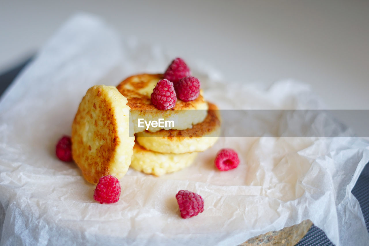 CLOSE-UP OF CAKE ON PLATE WITH ICE CREAM