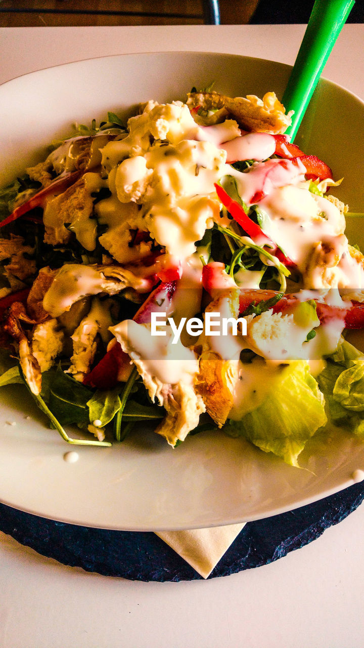 HIGH ANGLE VIEW OF FOOD IN PLATE