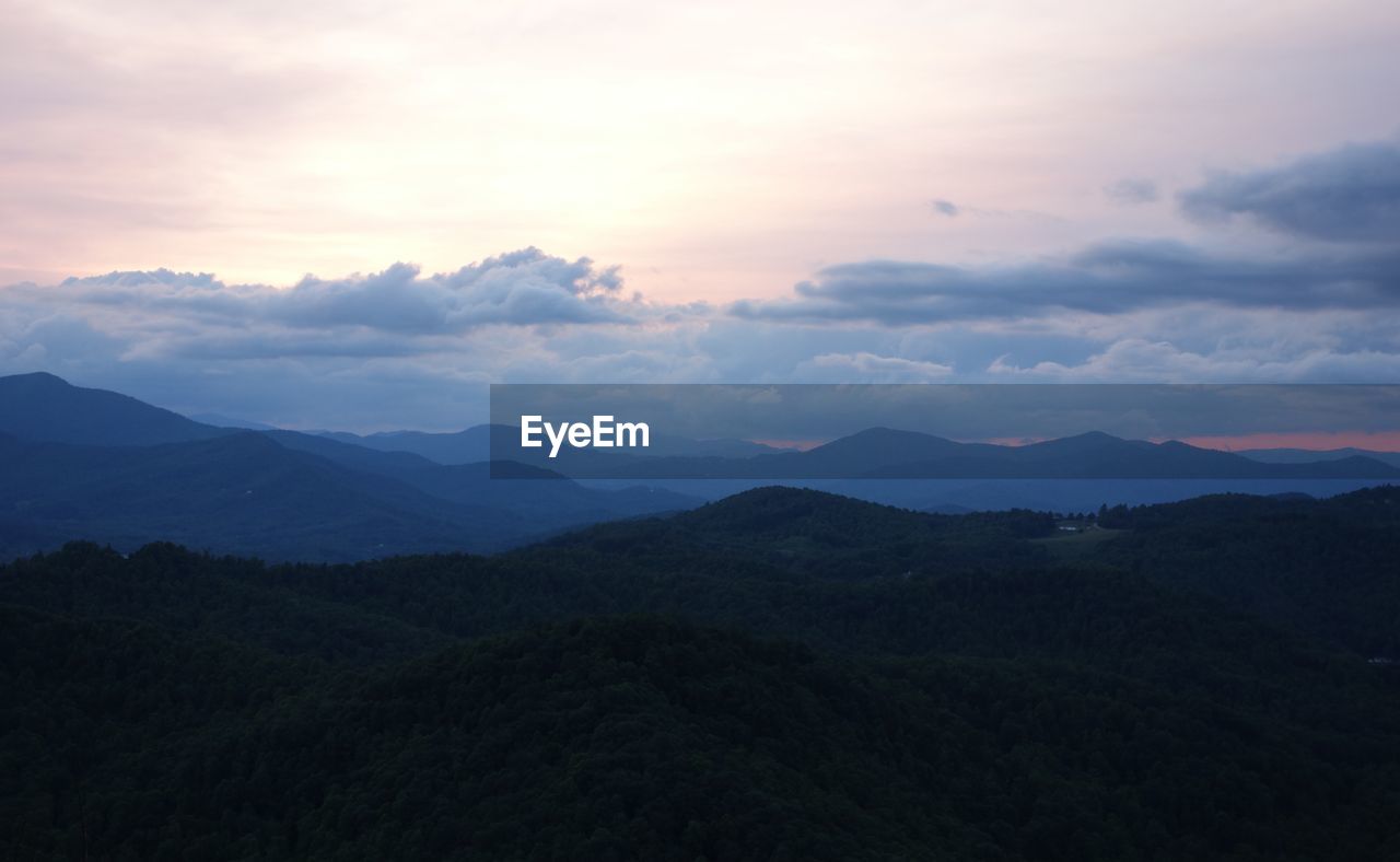 SCENIC VIEW OF SILHOUETTE MOUNTAINS AGAINST SKY
