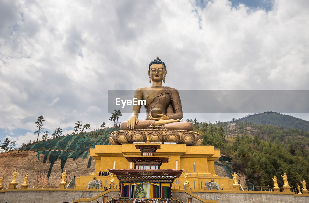 LOW ANGLE VIEW OF STATUES AGAINST SKY