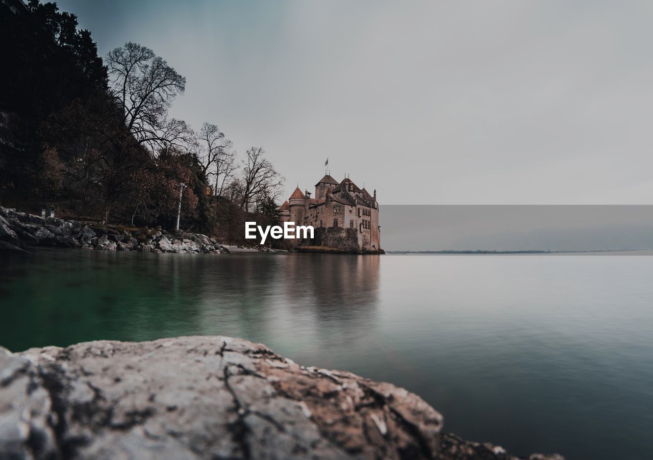 PANORAMIC VIEW OF SEA AND CLIFF AGAINST SKY