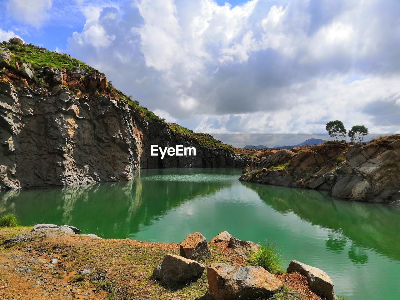 Panoramic view of lake and mountains against sky