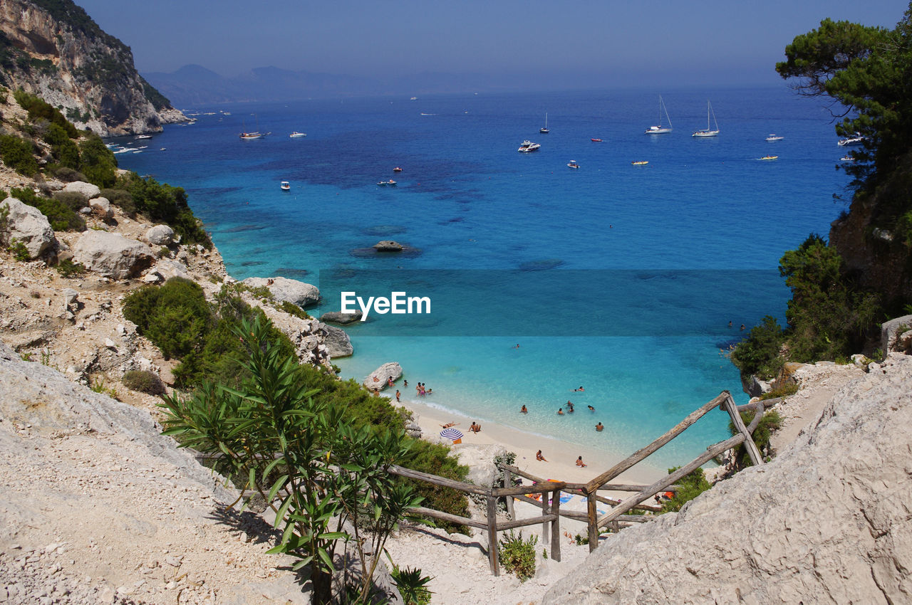 HIGH ANGLE VIEW OF SEA SHORE AGAINST SKY