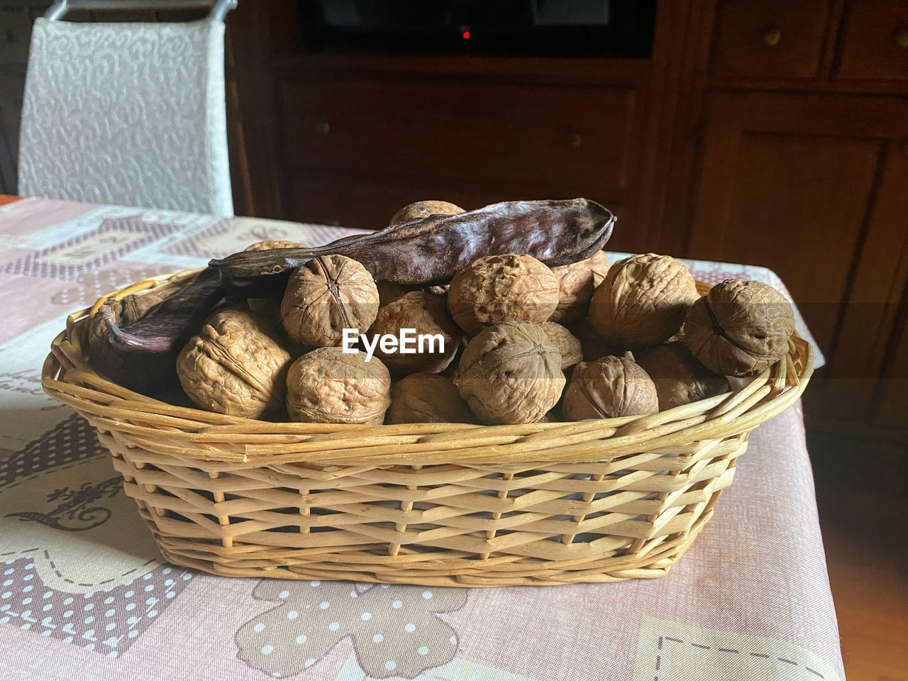 basket, food and drink, container, food, wicker, freshness, healthy eating, wellbeing, no people, indoors, produce, still life, vegetable, bread, large group of objects, table, abundance