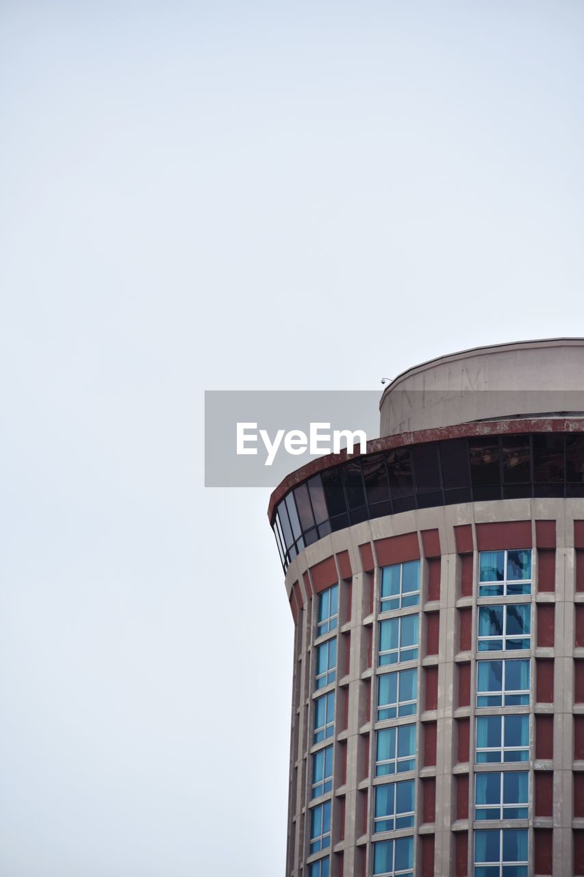 LOW ANGLE VIEW OF BUILDING AGAINST THE SKY