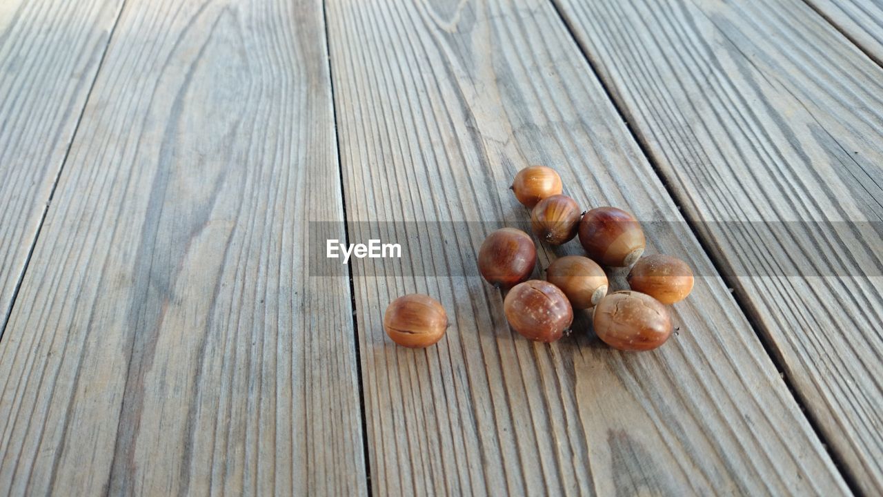 HIGH ANGLE VIEW OF CHESTNUTS ON TABLE