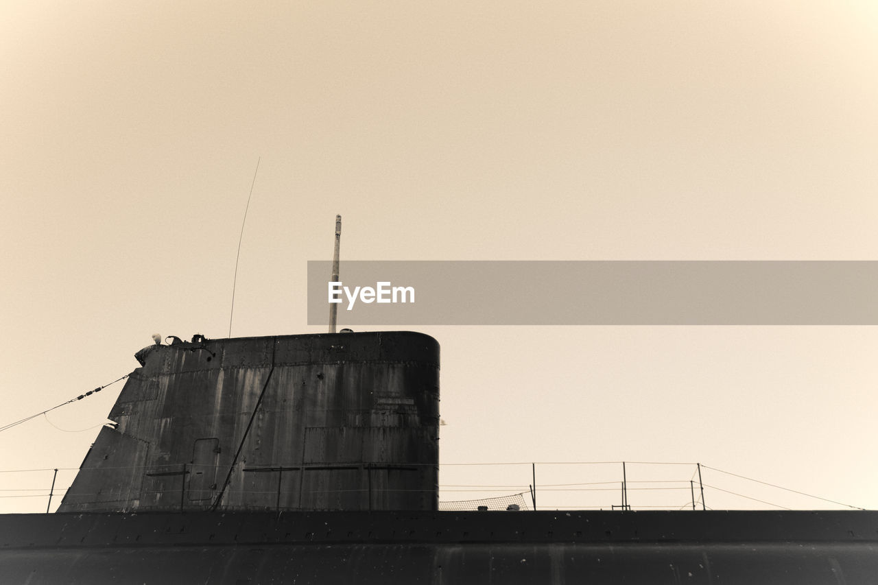 LOW ANGLE VIEW OF TOWER AGAINST CLEAR SKY