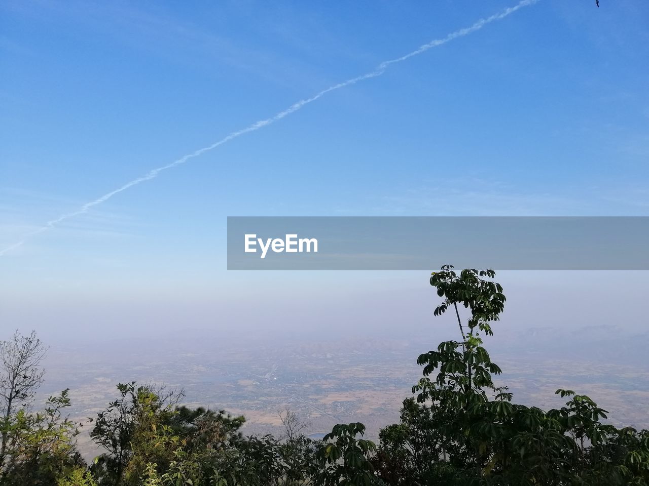 SCENIC VIEW OF VAPOR TRAIL AGAINST SKY