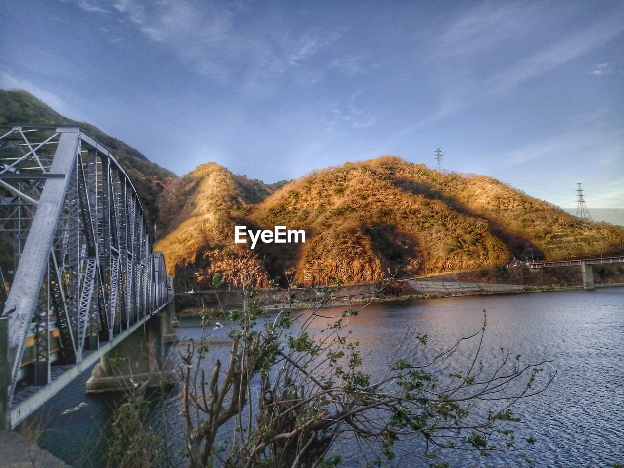 BRIDGE OVER RIVER AGAINST SKY