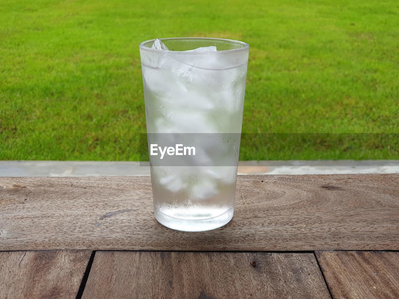 CLOSE-UP OF DRINK IN DRINKING GLASS ON TABLE