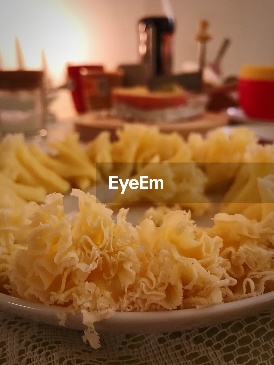 CLOSE-UP OF BURGER IN PLATE