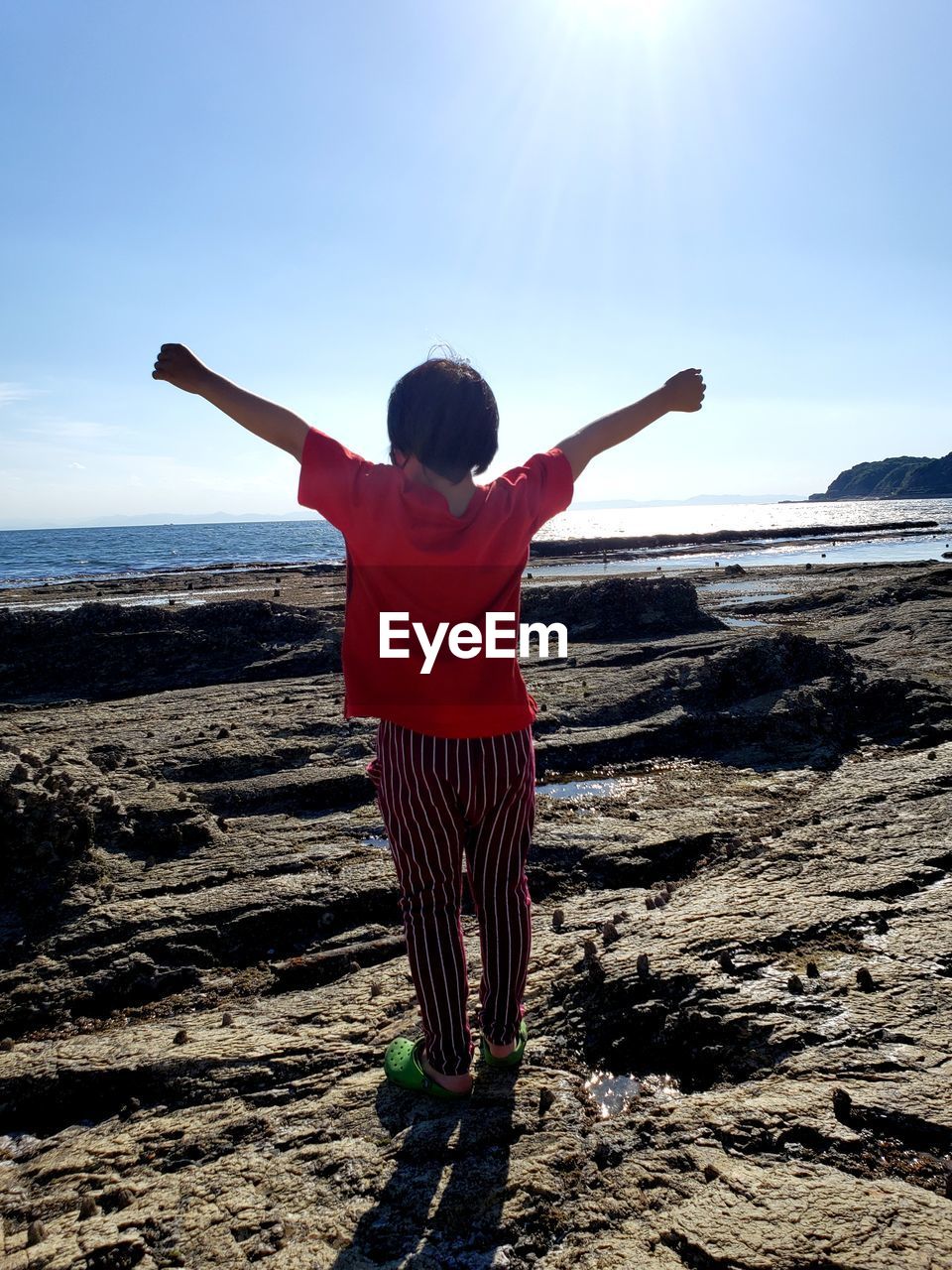 FULL LENGTH REAR VIEW OF WOMAN STANDING ON BEACH