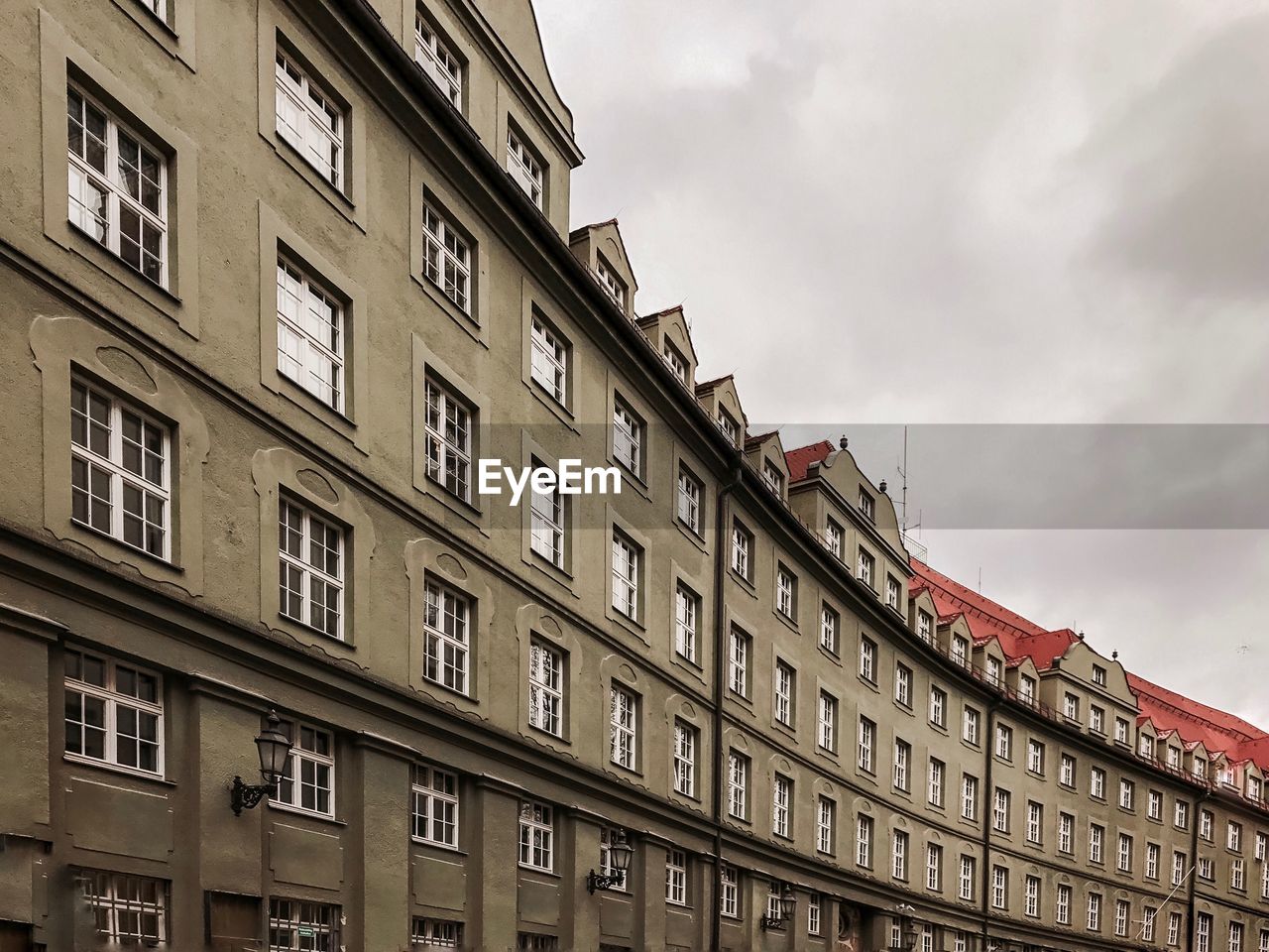 LOW ANGLE VIEW OF BUILDINGS IN CITY AGAINST SKY