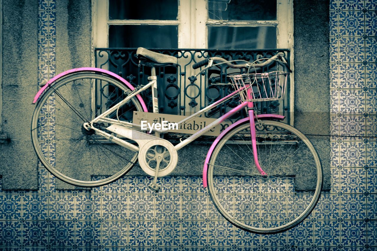 CLOSE-UP OF BICYCLE PARKED ON STREET