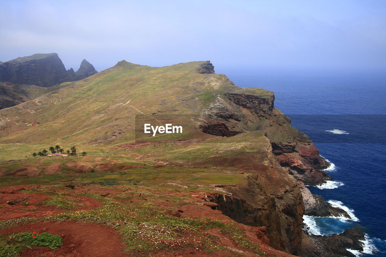 SCENIC VIEW OF MOUNTAIN BY SEA AGAINST SKY