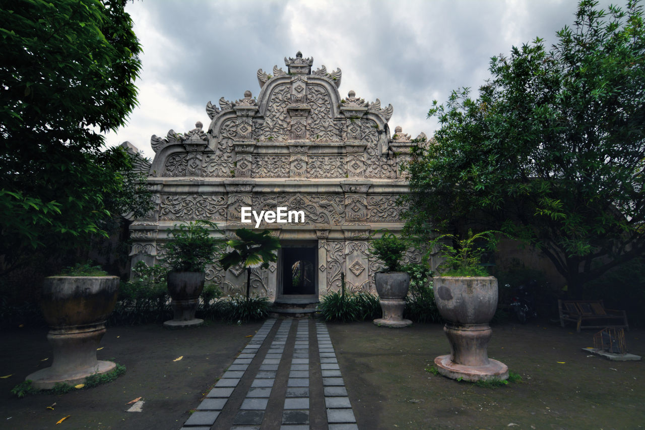 VIEW OF BUILT STRUCTURE AGAINST SKY