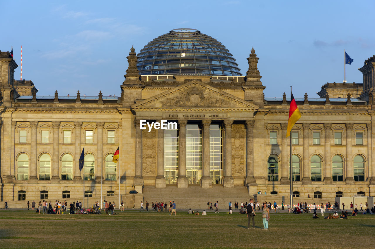 PEOPLE IN FRONT OF HISTORICAL BUILDING
