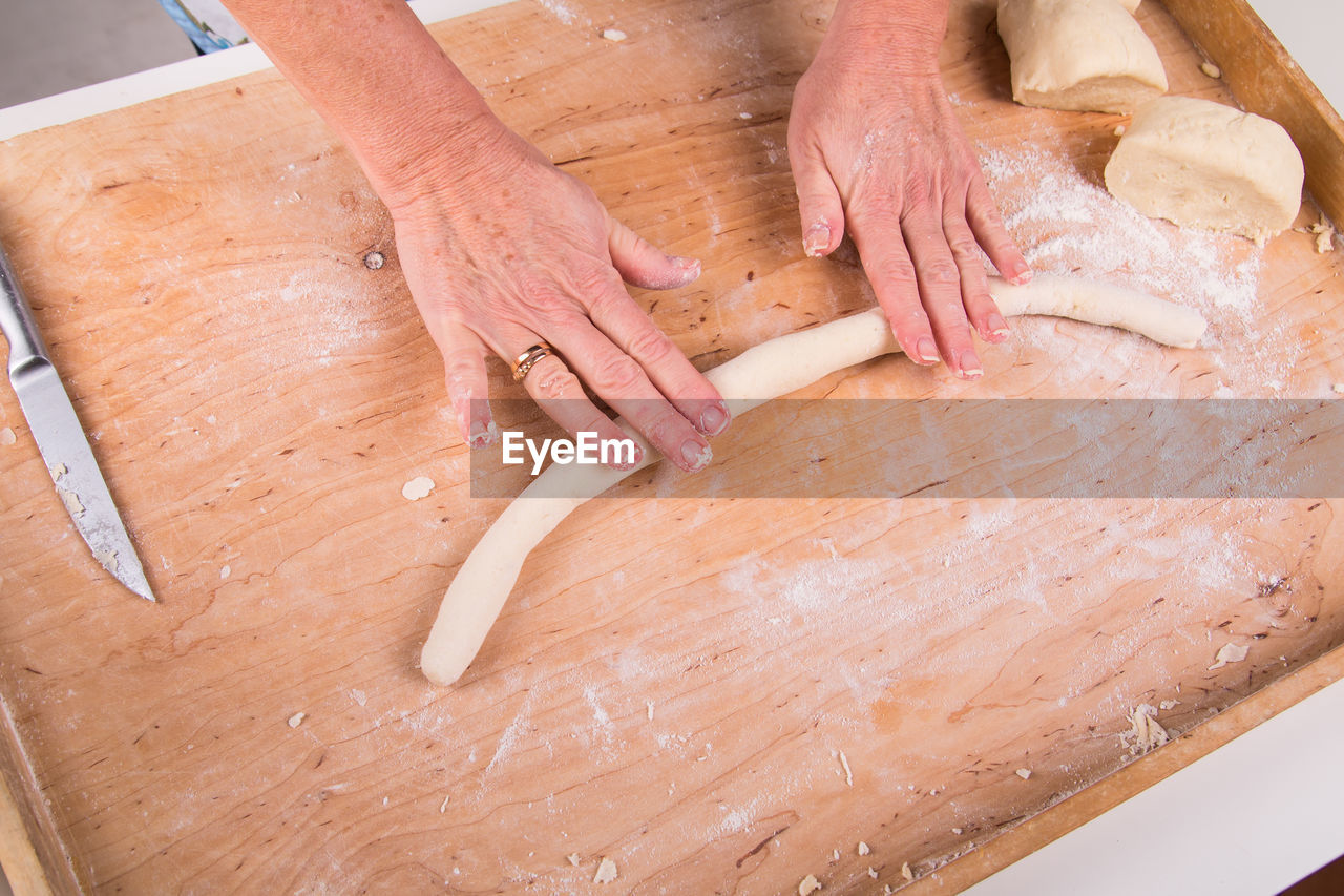 HIGH ANGLE VIEW OF MAN PREPARING FOOD