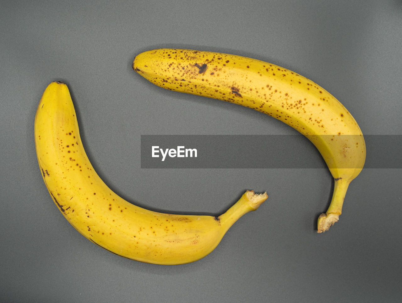 HIGH ANGLE VIEW OF YELLOW LEMON AGAINST WHITE BACKGROUND