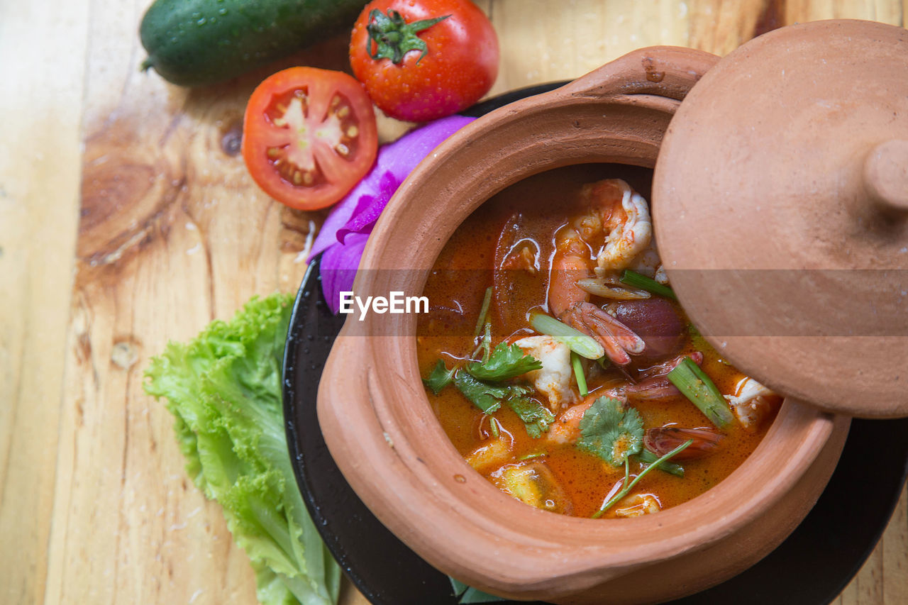 HIGH ANGLE VIEW OF SOUP IN BOWL