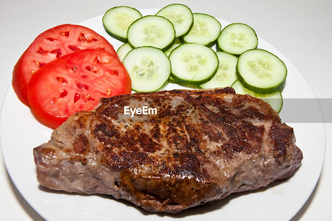 HIGH ANGLE VIEW OF DESSERT IN PLATE