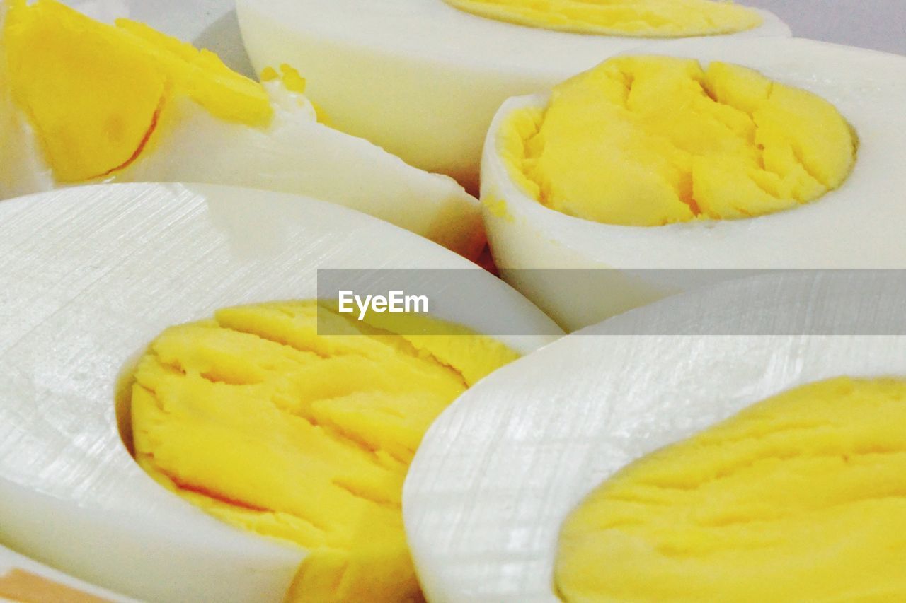 CLOSE-UP OF YELLOW FRUIT IN PLATE