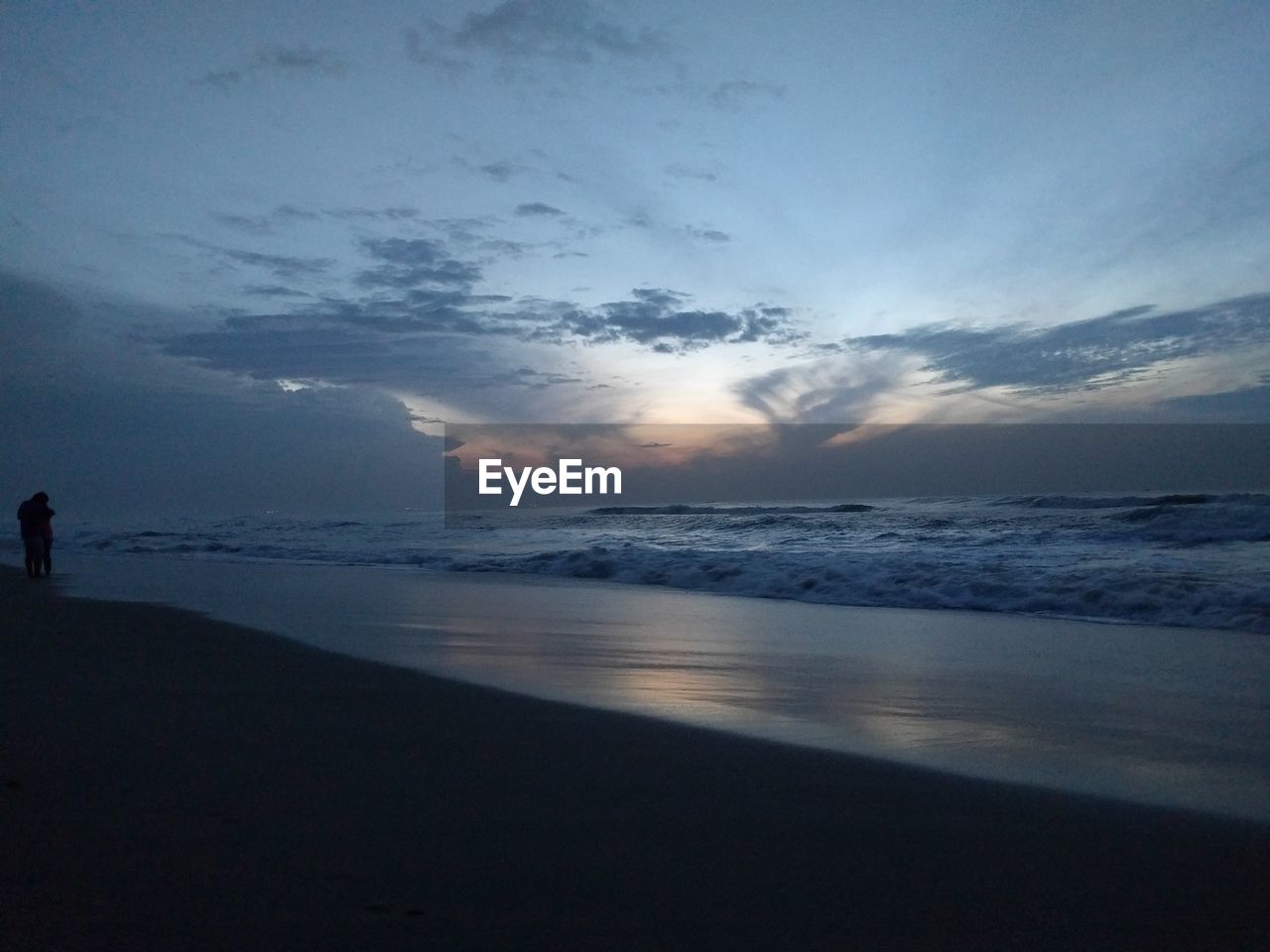 SILHOUETTE OF PEOPLE ON BEACH