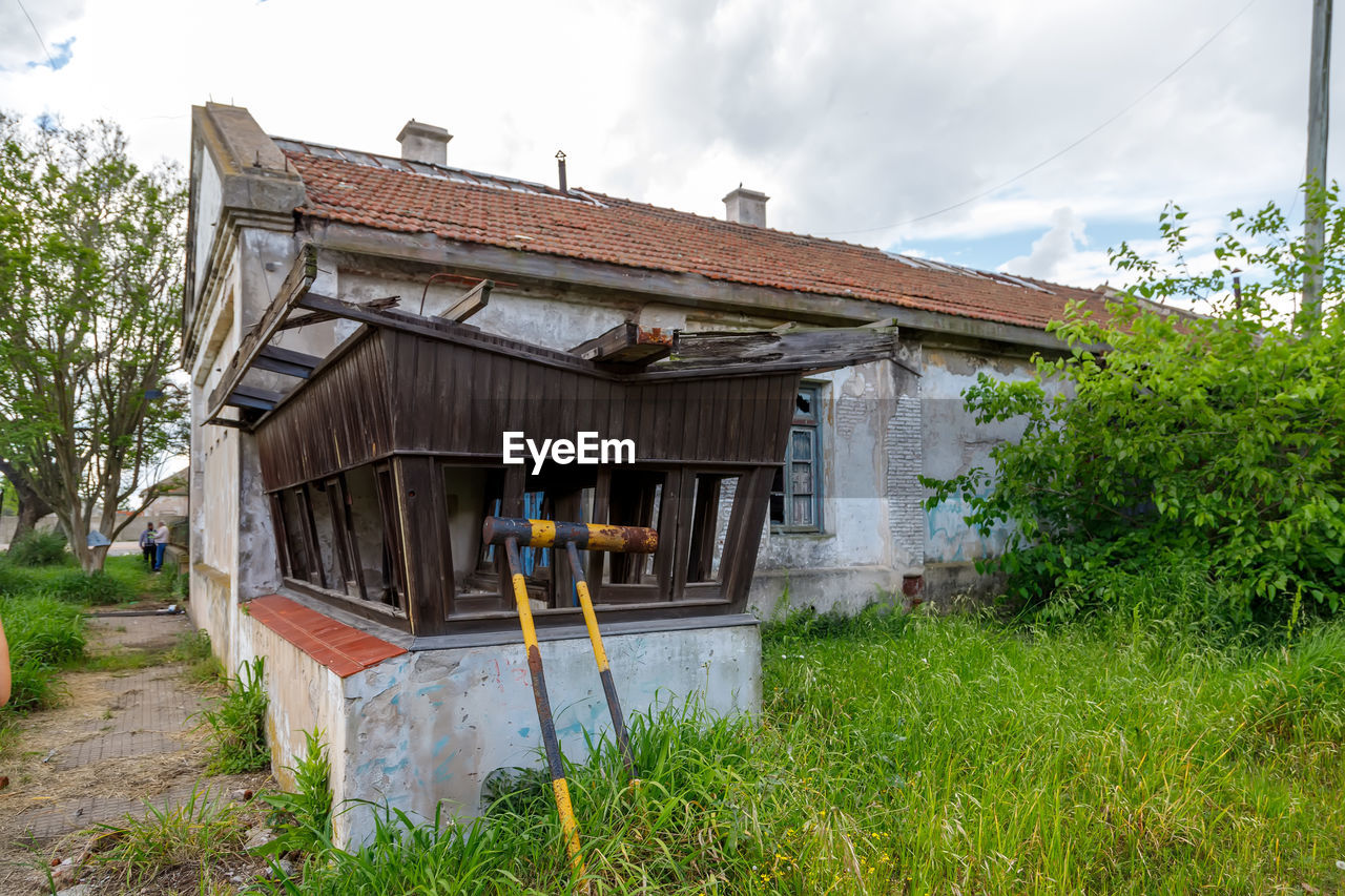 architecture, rural area, house, built structure, building exterior, plant, building, nature, sky, grass, cloud, home, shack, cottage, landscape, rural scene, residential district, village, wood, outdoors, day, no people, tree, environment, land