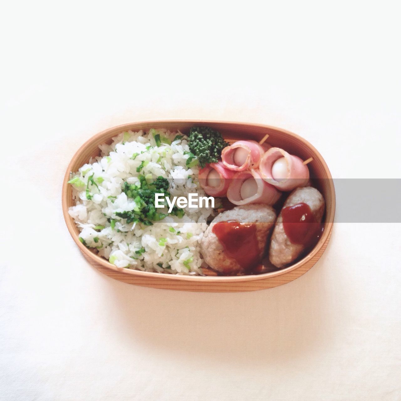 CLOSE-UP OF FOOD IN BOWL