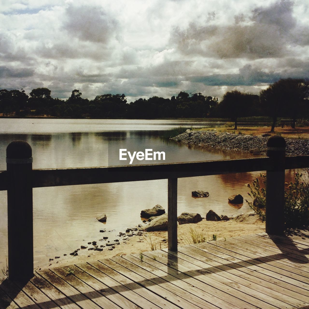 SCENIC VIEW OF LAKE AGAINST CLOUDY SKY