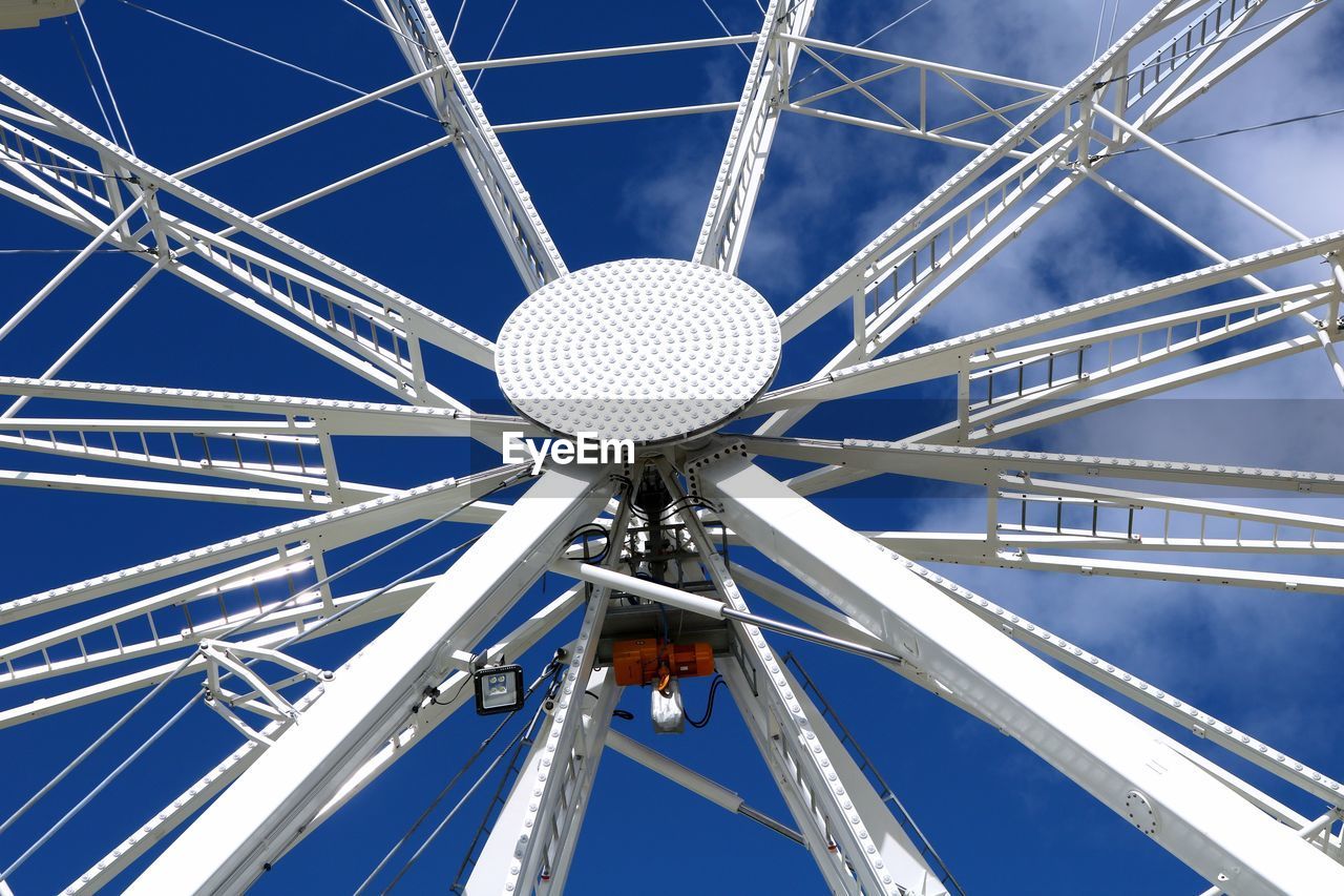 LOW ANGLE VIEW OF FERRIS WHEEL AGAINST CLEAR SKY