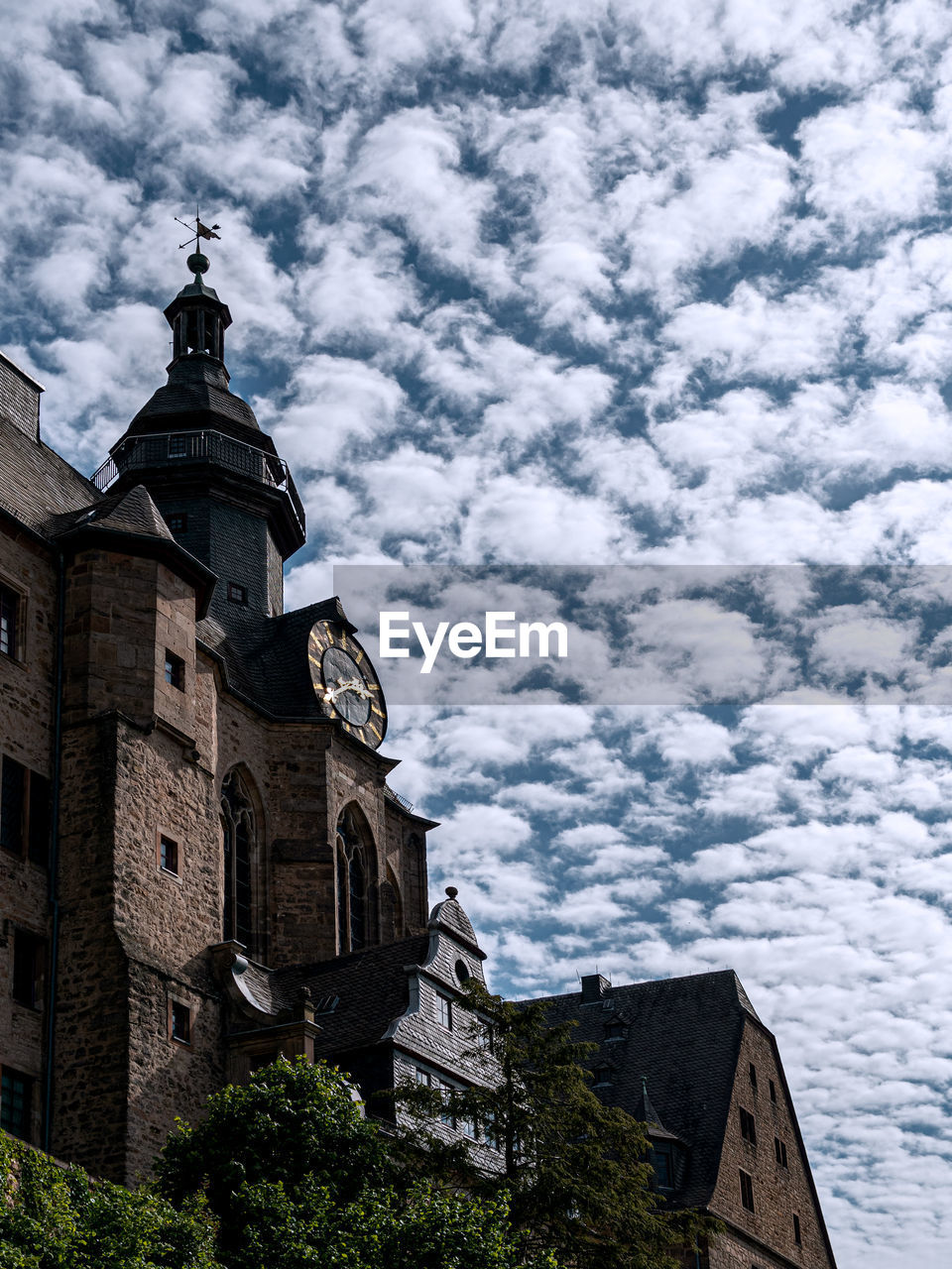 LOW ANGLE VIEW OF BUILDINGS AGAINST SKY IN CITY