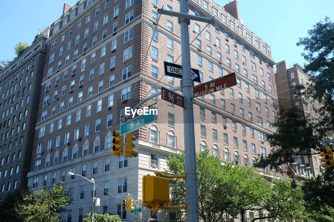 LOW ANGLE VIEW OF SKYSCRAPER AGAINST SKY