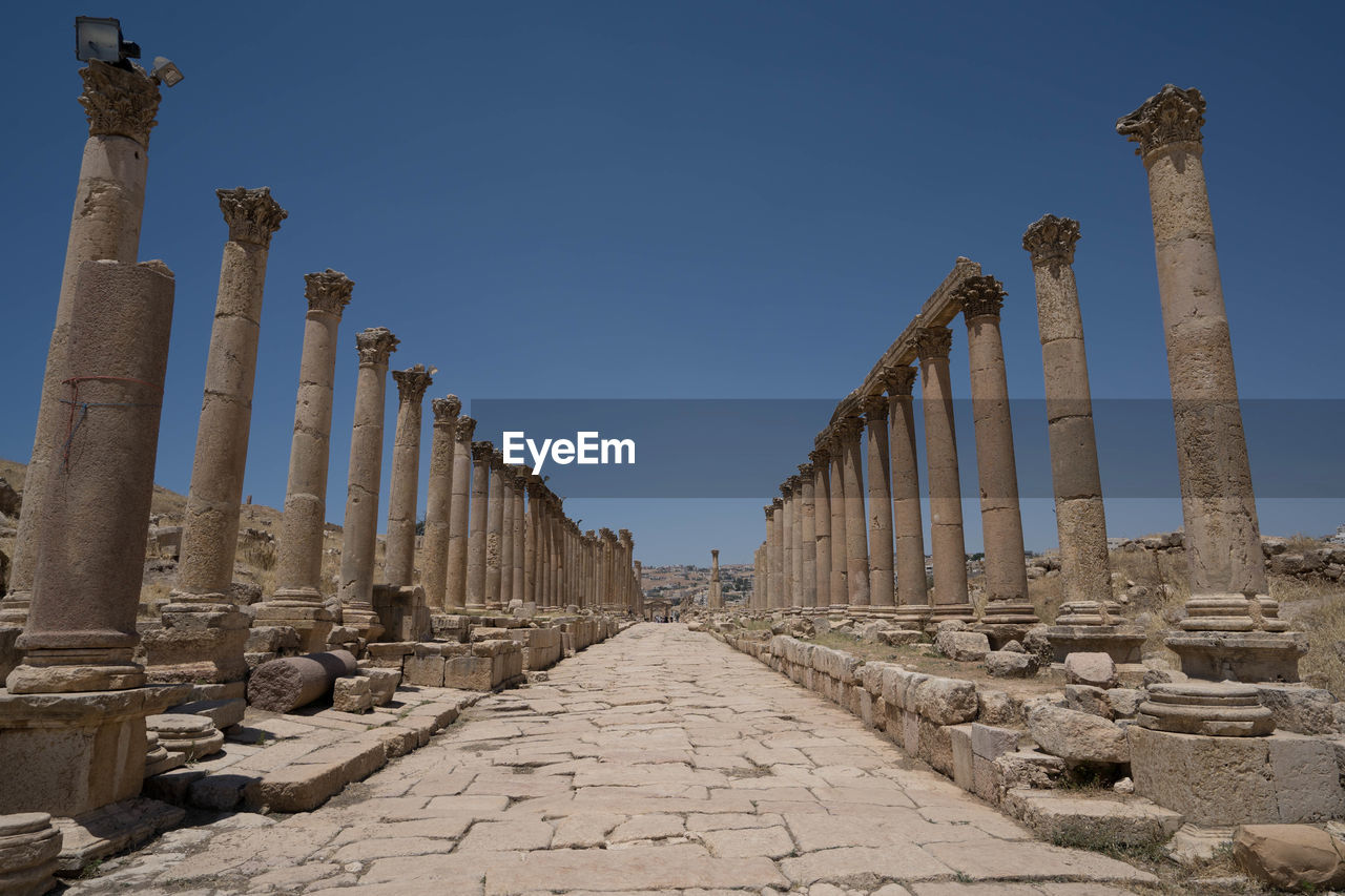 Colonnaded street in ancient roman city of gerasa, jerash, jordan