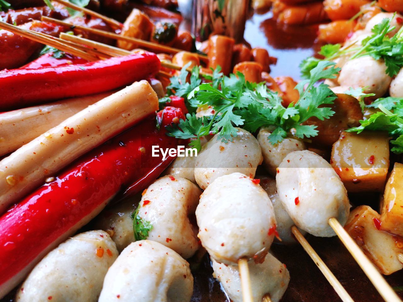 HIGH ANGLE VIEW OF VEGETABLES IN TRAY