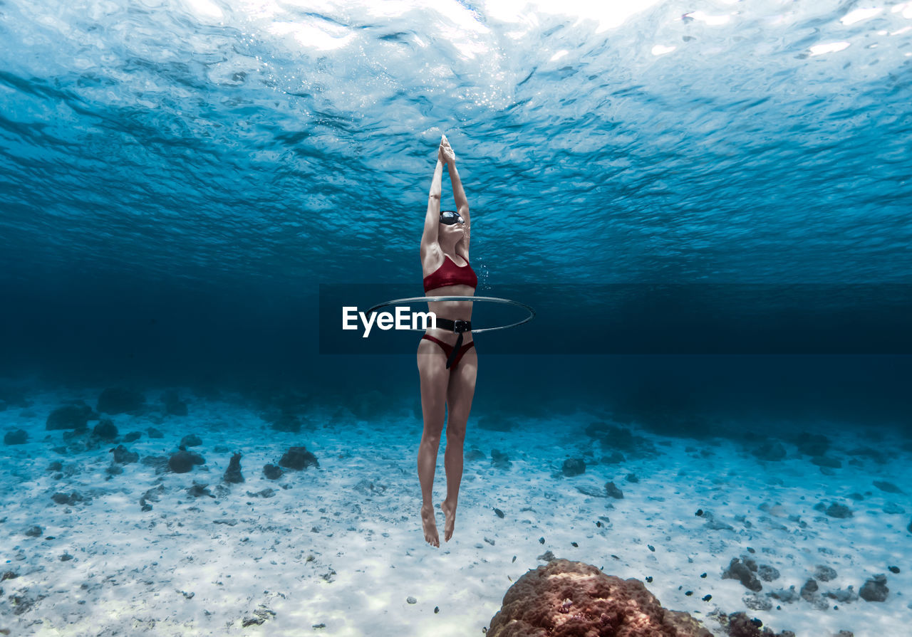 FULL LENGTH OF PERSON SWIMMING IN SEA