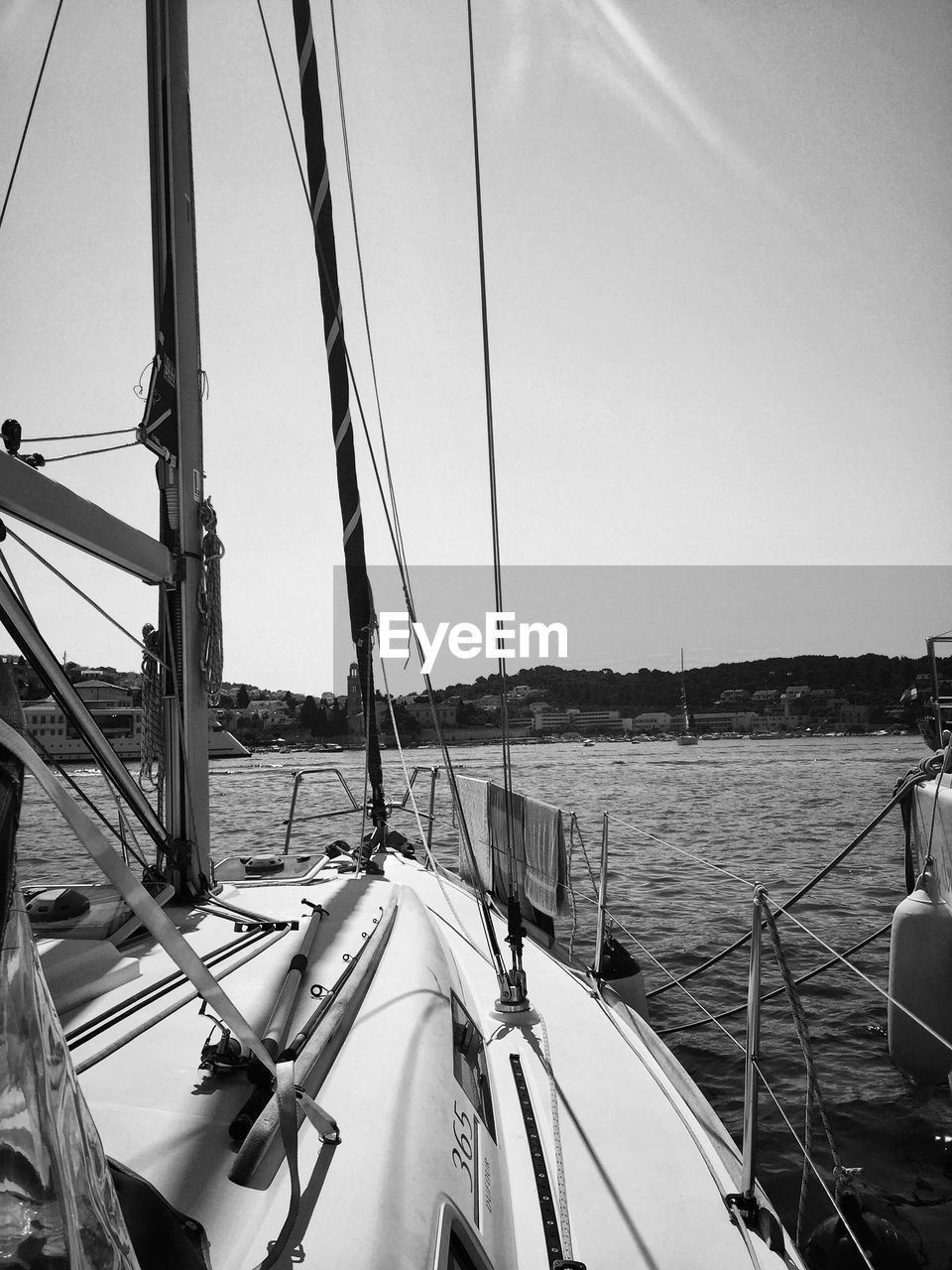 SAILBOAT SAILING IN SEA AGAINST CLEAR SKY