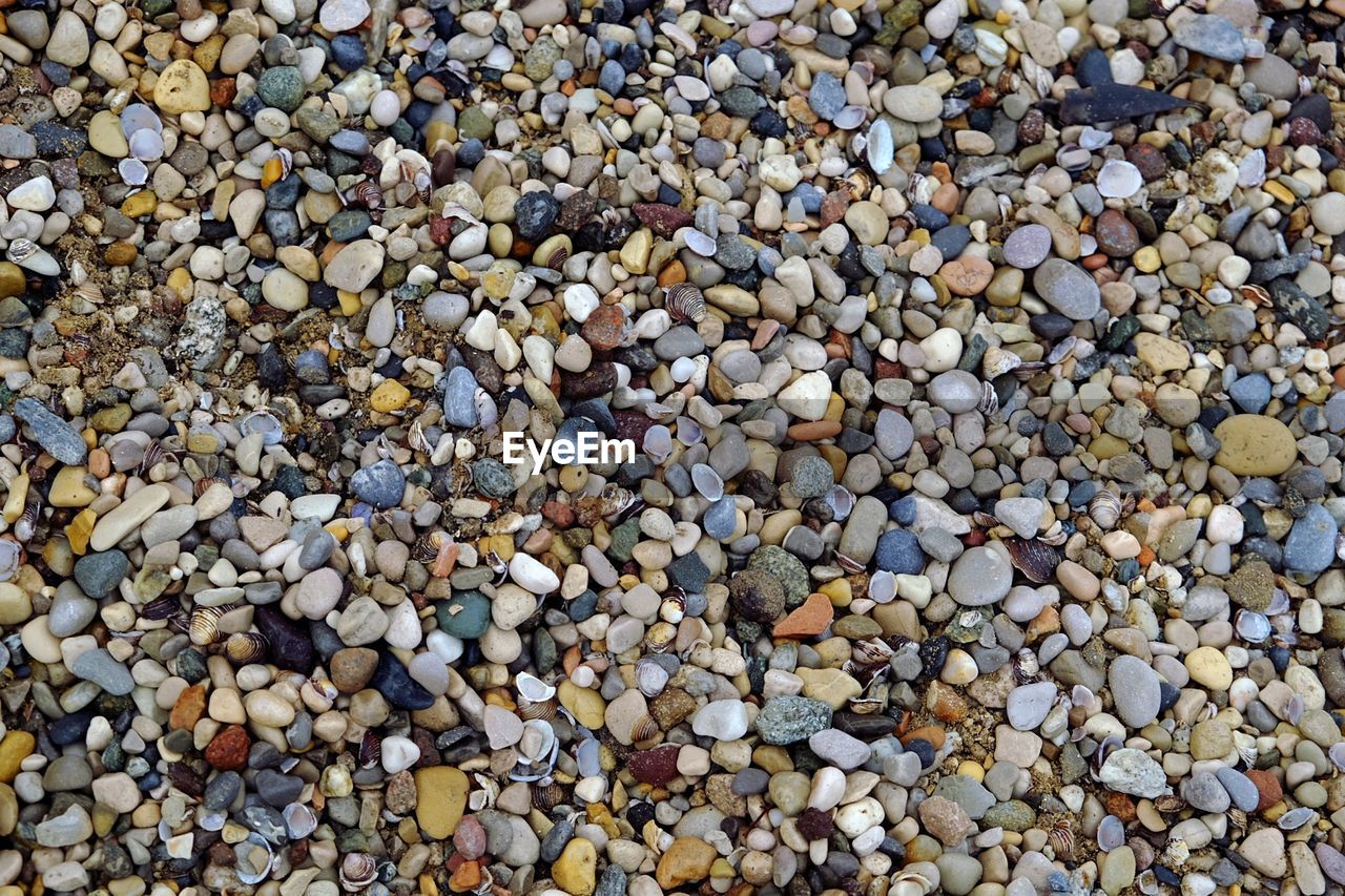 HIGH ANGLE VIEW OF STONES ON PEBBLES