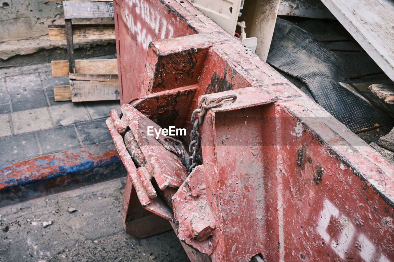 CLOSE-UP OF RUSTY METAL