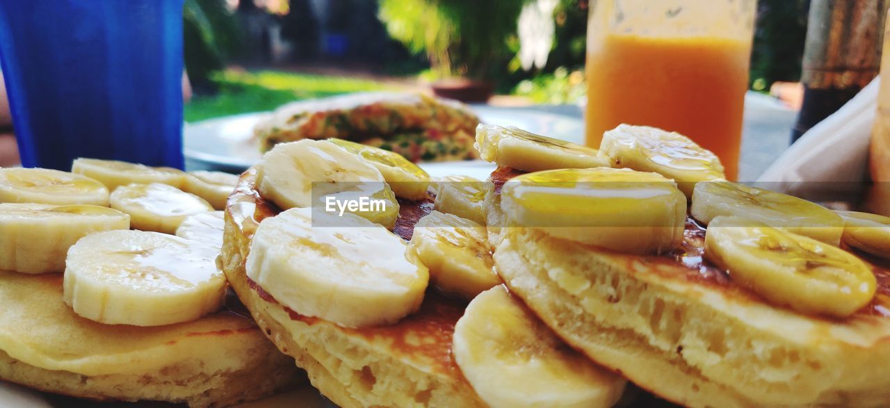 CLOSE-UP OF FRUIT IN PLATE