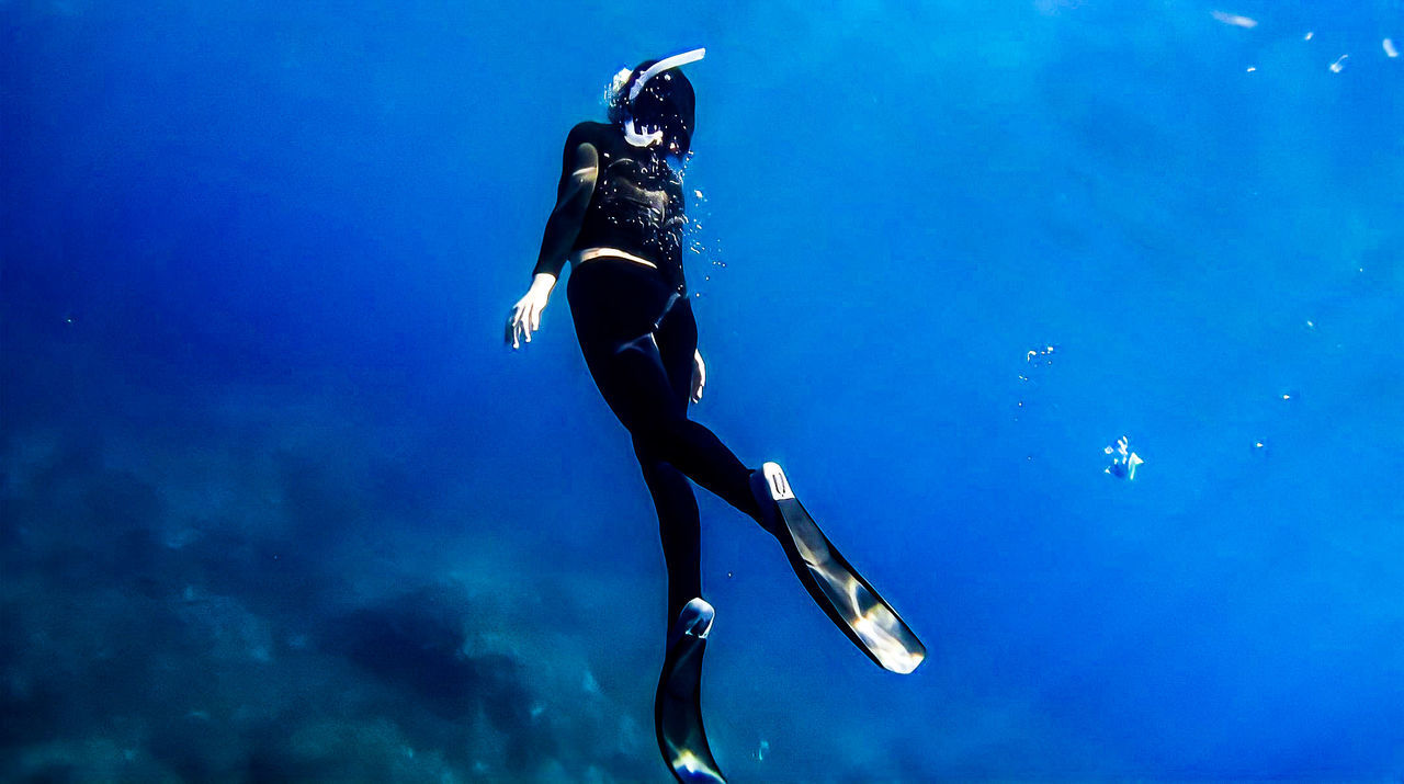 underwater, swimming, sports, water, sea, underwater diving, adventure, water sports, scuba diving, undersea, one person, nature, diving equipment, diving flipper, blue, full length, marine biology, exploration, divemaster, recreation, reef, adult, sea life, extreme sports, leisure activity, lifestyles, outdoors, person, animal