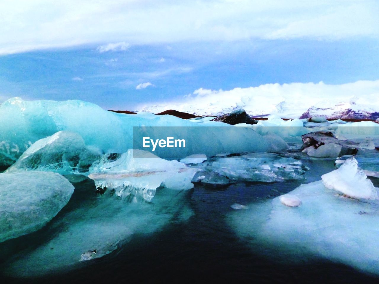 SCENIC VIEW OF SEA AGAINST SKY DURING WINTER