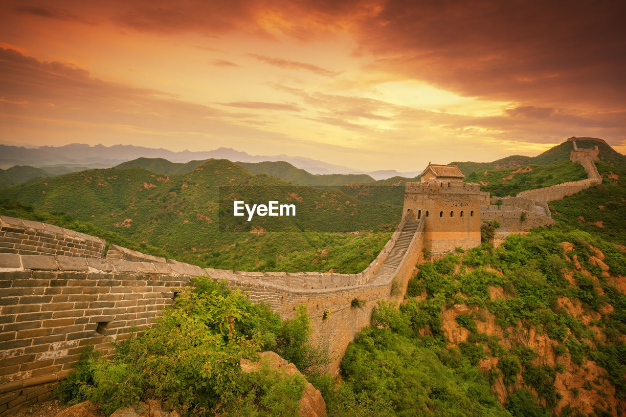 Great wall of china against cloudy sky