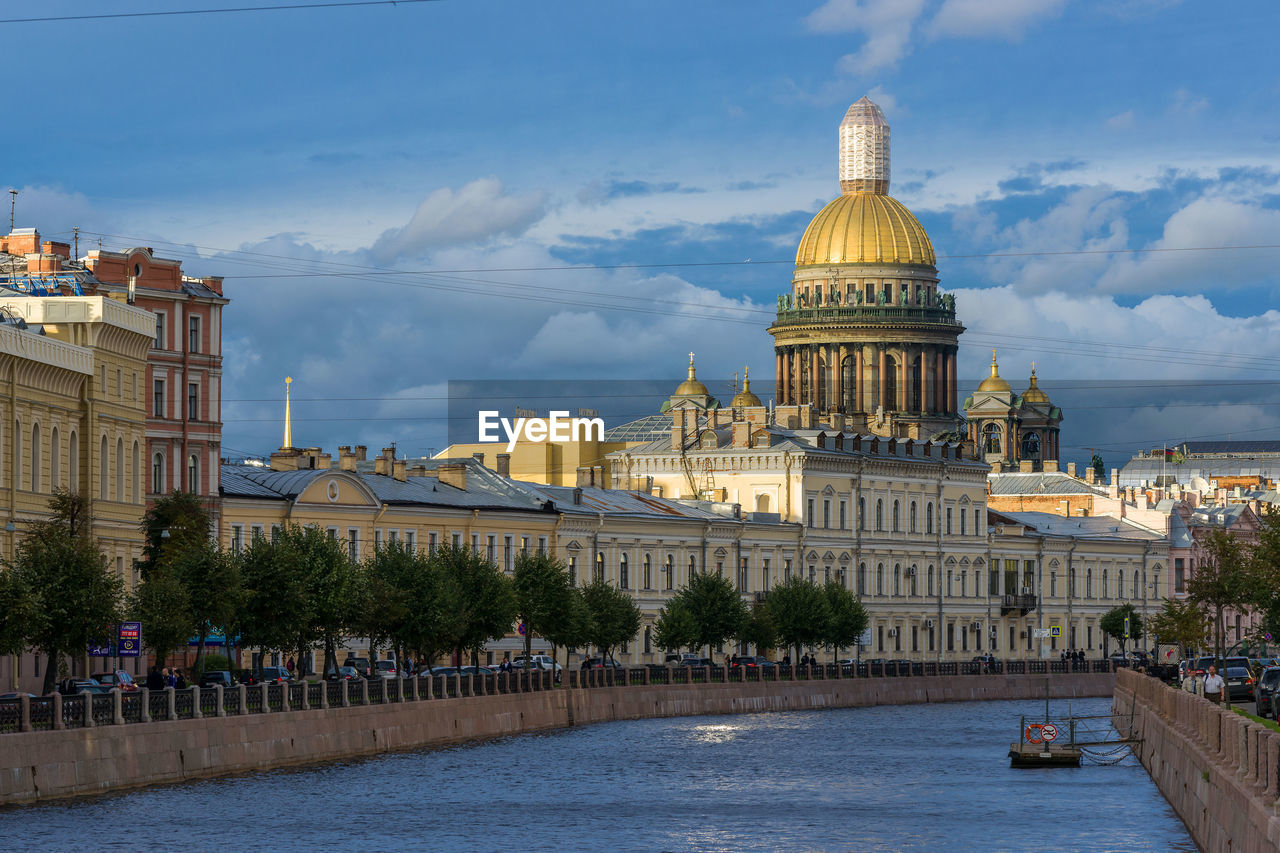 VIEW OF BUILDINGS AGAINST SKY IN CITY