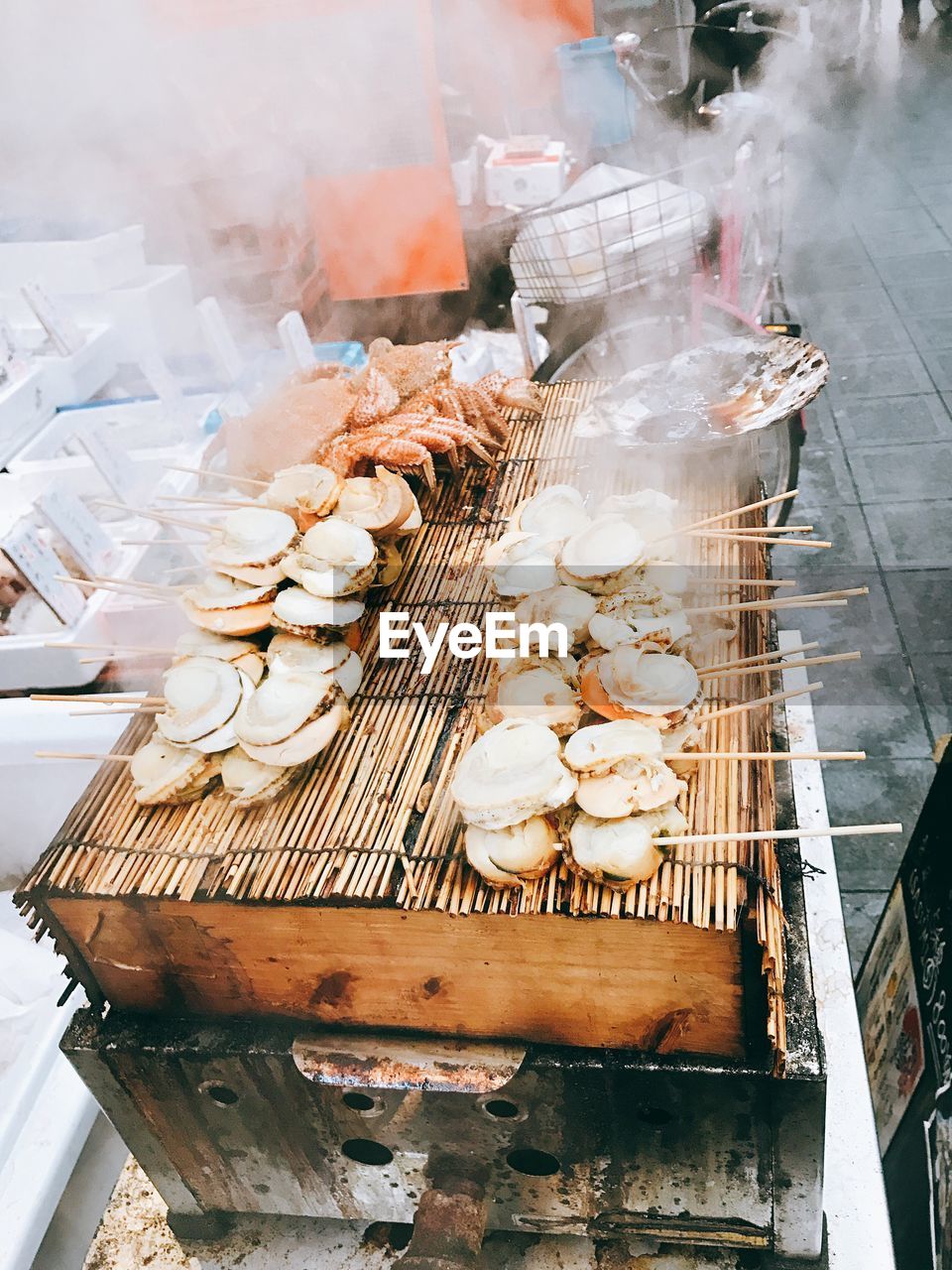 CLOSE-UP OF MEAT ON BARBECUE GRILL
