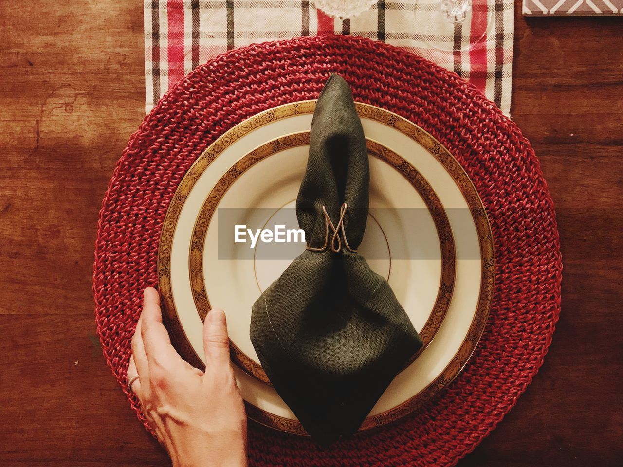 DIRECTLY ABOVE SHOT OF WOMAN HOLDING BREAD