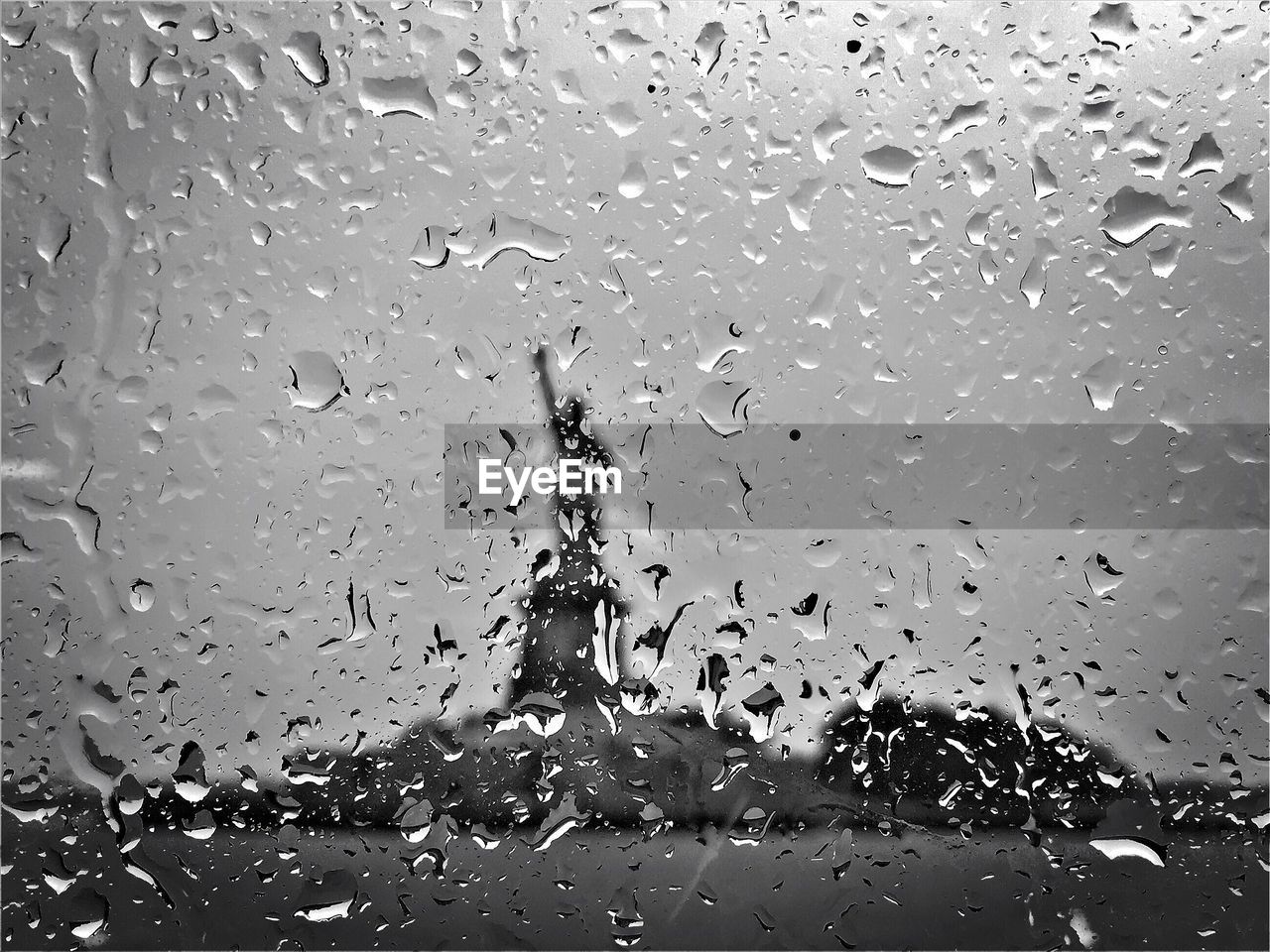 FULL FRAME SHOT OF WATER DROPS ON WINDOW