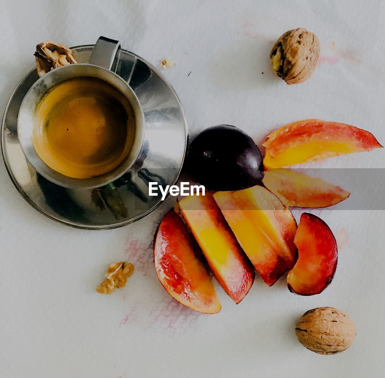 HIGH ANGLE VIEW OF COFFEE AND CUP ON TABLE