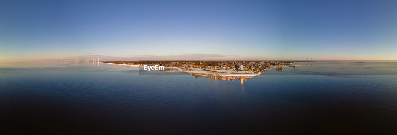 PANORAMIC VIEW OF SEA AGAINST CLEAR SKY